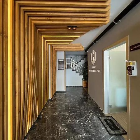 White House Aparthotel *